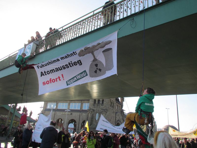 kletteraktion von Robin Wood auf der Demo